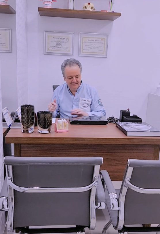 Dr. Rogério Fellinger, implantodontista CRO-SP 58184, em avaliação de implante dentário no consultório da Lapa, São Paulo