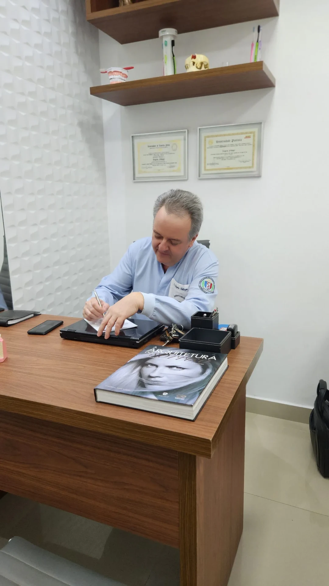Dr. Rogério Fellinger apresentando planejamento digital de implante dentário ao paciente